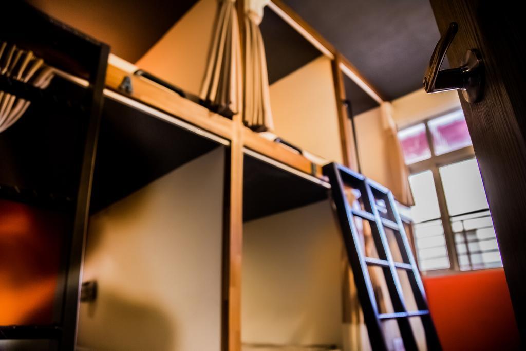 Knock Knock Hostel Гаосюн Екстер'єр фото