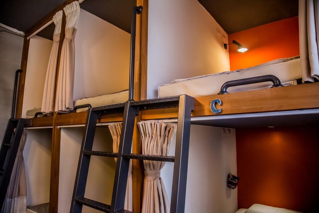 Knock Knock Hostel Гаосюн Екстер'єр фото