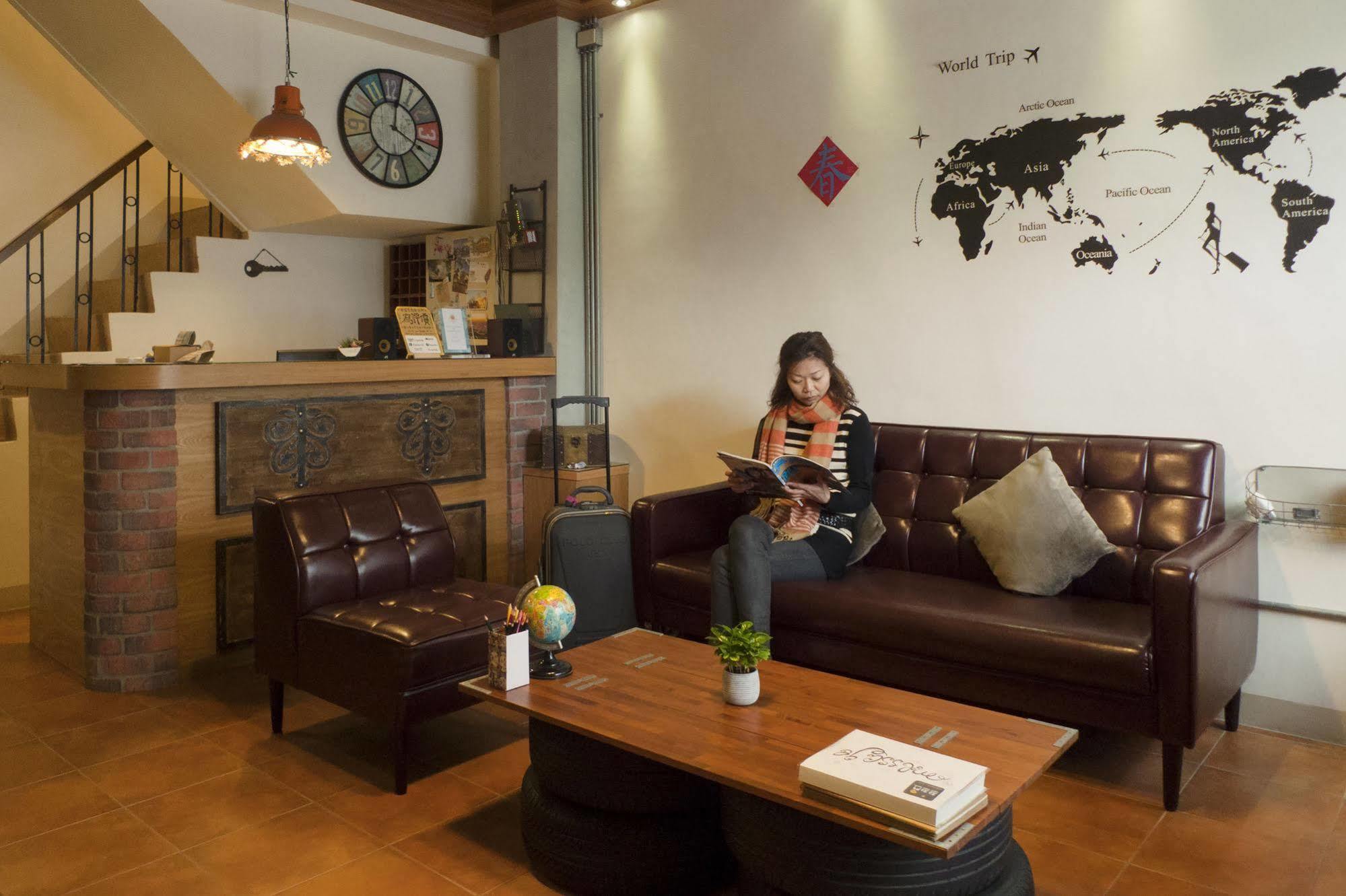 Knock Knock Hostel Гаосюн Екстер'єр фото