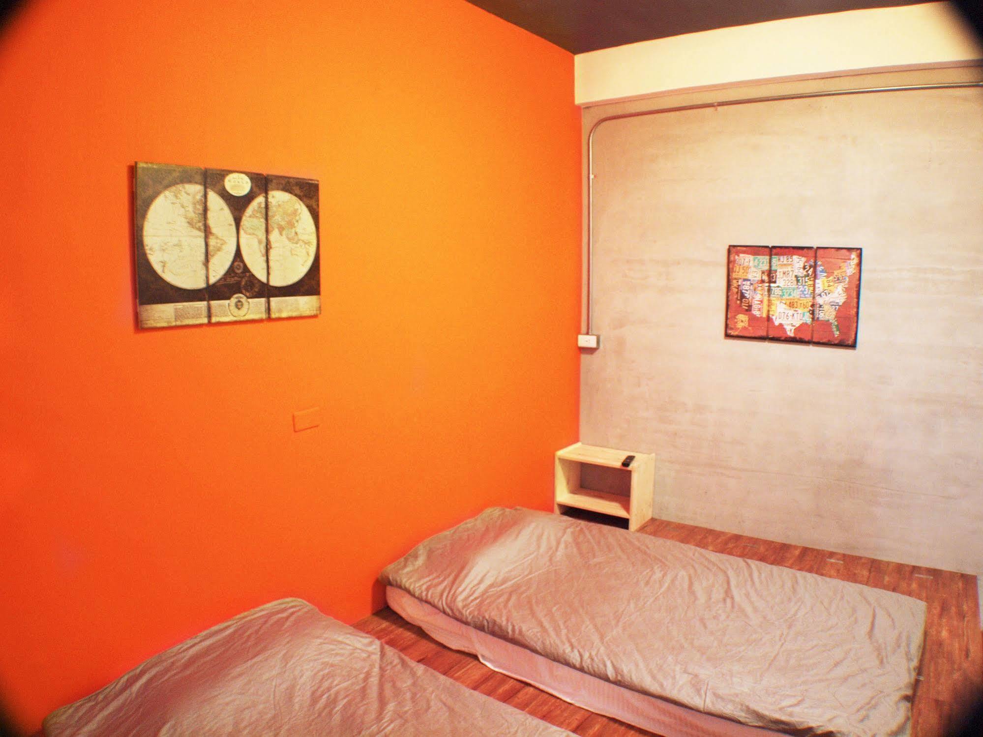 Knock Knock Hostel Гаосюн Екстер'єр фото