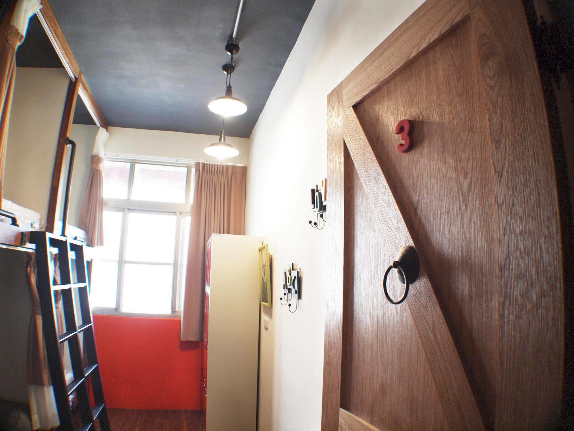 Knock Knock Hostel Гаосюн Екстер'єр фото