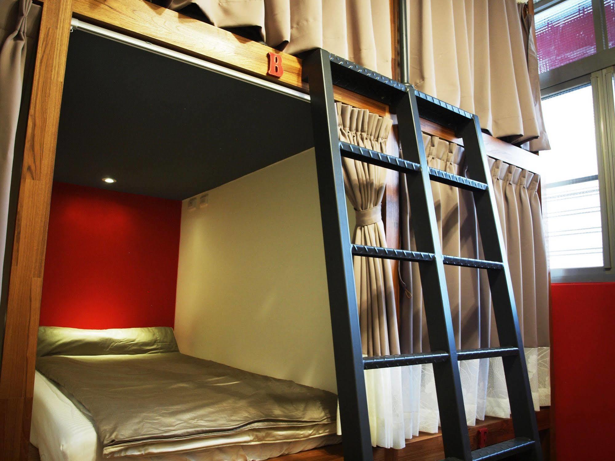 Knock Knock Hostel Гаосюн Екстер'єр фото