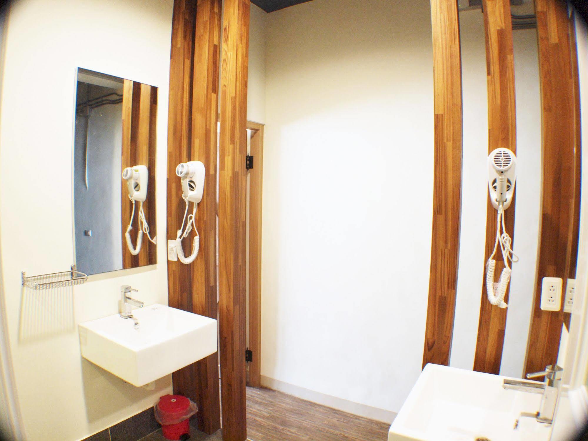 Knock Knock Hostel Гаосюн Екстер'єр фото