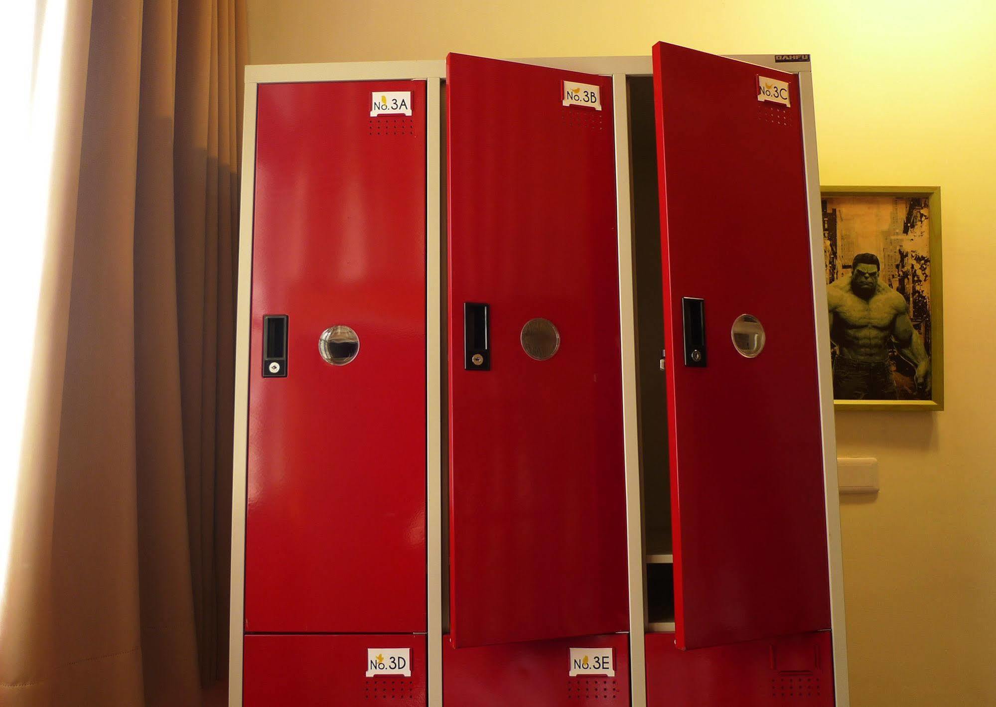 Knock Knock Hostel Гаосюн Екстер'єр фото