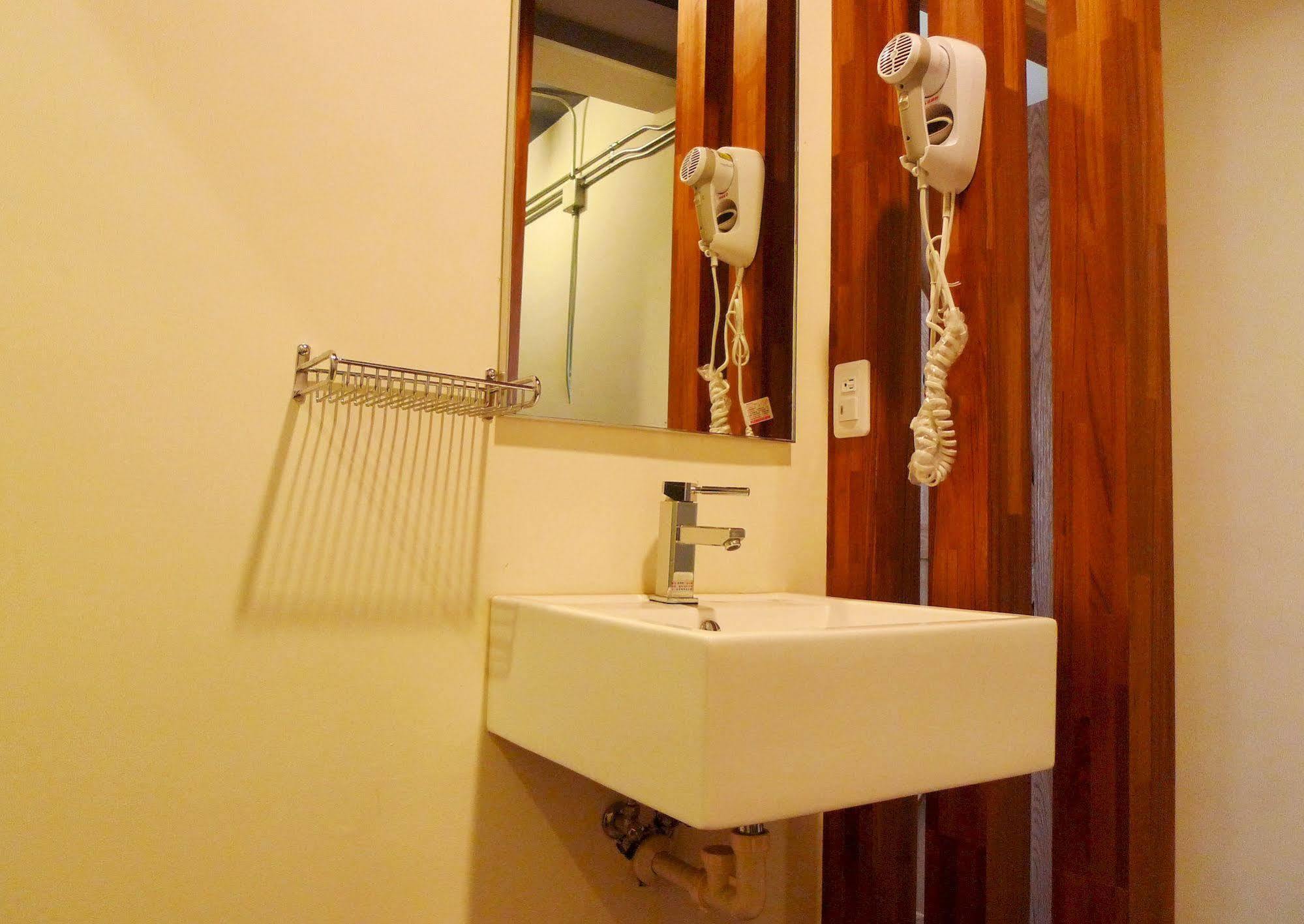 Knock Knock Hostel Гаосюн Екстер'єр фото