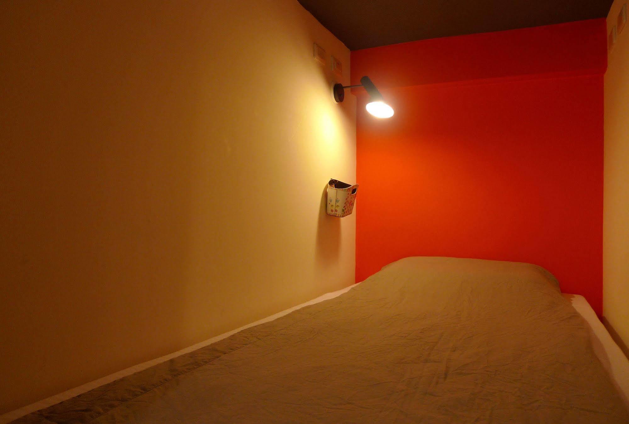 Knock Knock Hostel Гаосюн Екстер'єр фото