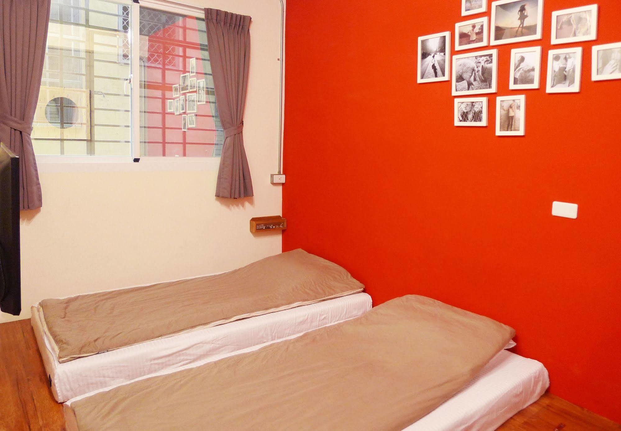 Knock Knock Hostel Гаосюн Екстер'єр фото
