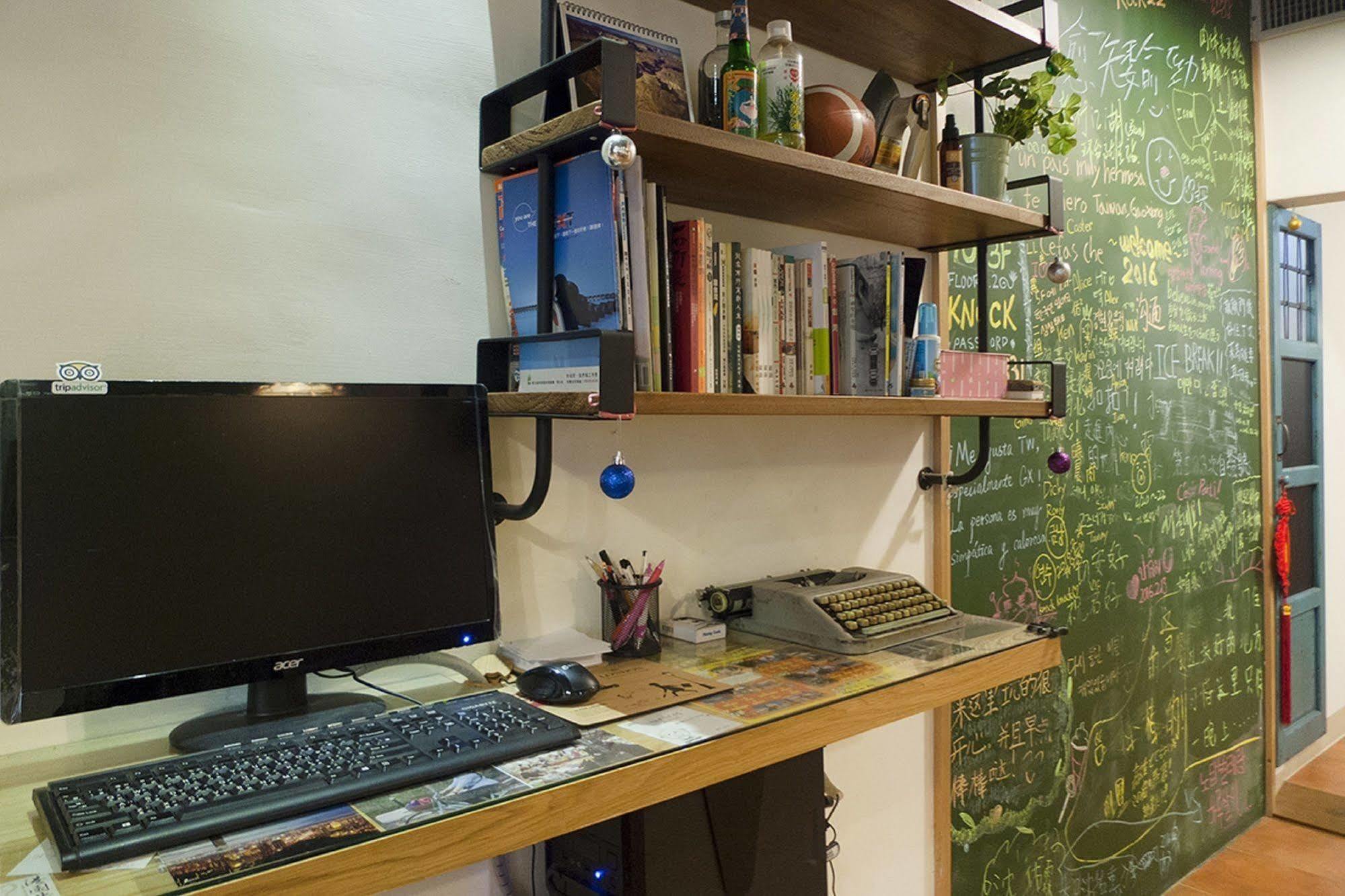 Knock Knock Hostel Гаосюн Екстер'єр фото