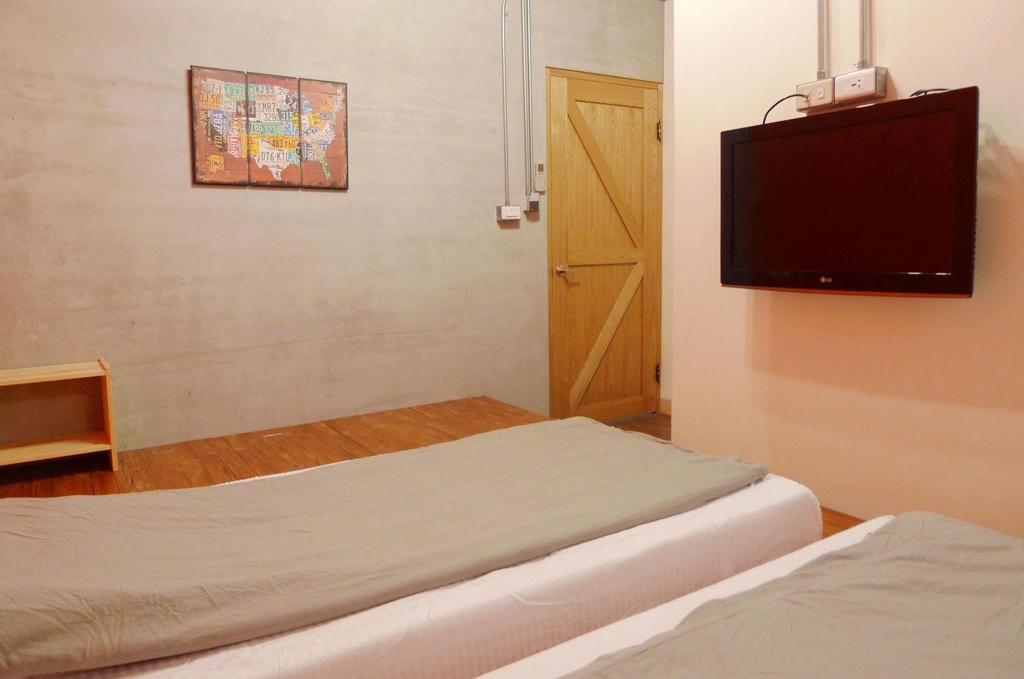 Knock Knock Hostel Гаосюн Екстер'єр фото