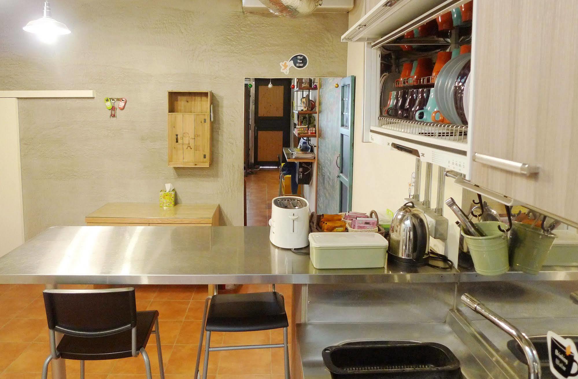 Knock Knock Hostel Гаосюн Екстер'єр фото